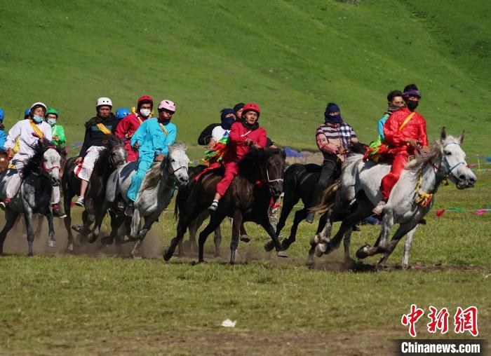 圖為選手進(jìn)行3000米賽馬比賽?！●R銘言 攝