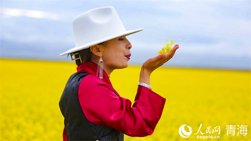 游客在花海中徜徉。人民網(wǎng) 張皓芃攝