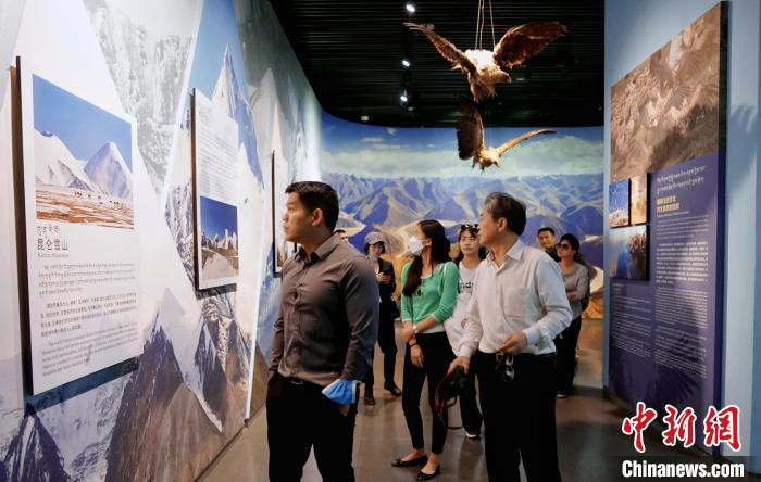 圖為中外嘉賓參觀玉樹州博物館?！●R銘言 攝