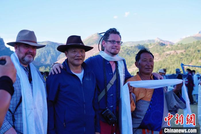 圖為當(dāng)?shù)孛癖娕c外籍?dāng)z影師合影留念?！●R銘言 攝