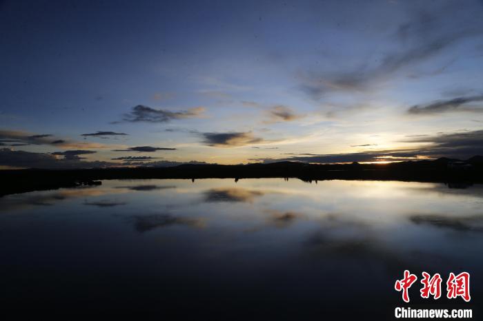 圖為夕陽下的查旦濕地?！●R銘言 攝