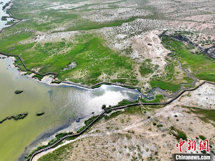 圖為航拍都蘭湖國(guó)家濕地公園。　祁增蓓 攝