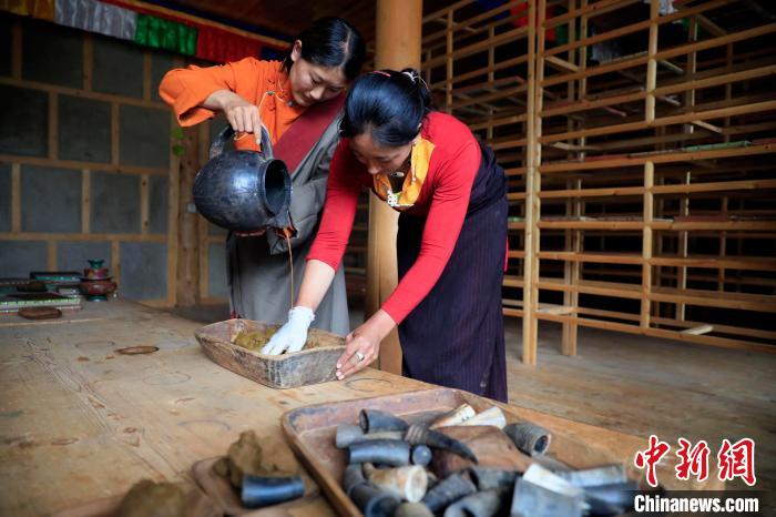 調(diào)合香團(tuán)?！⊥趵?攝