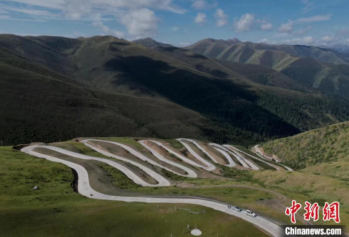 四川壤塘上藍天路：沿線居民致富的幸?！疤炻贰? oldsrc=