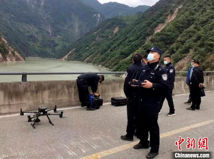 民警組成的搜尋隊(duì)利用無(wú)人機(jī)在震區(qū)開(kāi)展空中巡查?！「首沃莨簿止﹫D