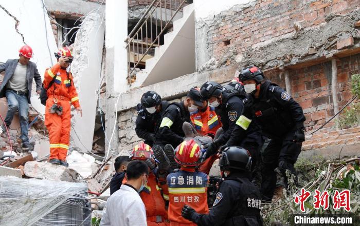 四川消防救援人員開展救援?！∷拇ㄏ?供圖