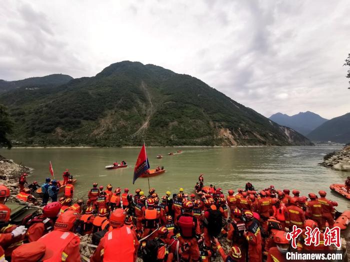 四川消防救援人員開展救援?！∷拇ㄏ?供圖