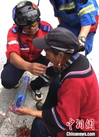 筠連筠愛青年應急救援隊救援人員正在為傷員傷口清理?！∈茉L者供圖