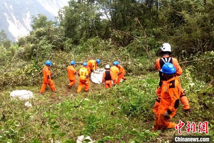 海拔1950米唐29號塔位搶險隊員正搬運直升機吊運上山的搶險材料?！⌒鞈c明 攝