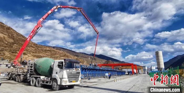 T梁發(fā)運(yùn)現(xiàn)場(chǎng)?！≈需F八局 供圖