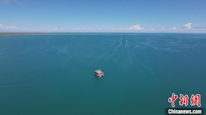 圖為航拍夏日青海湖?！±罱瓕?攝