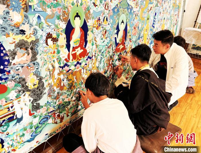 青海唐卡藝術(shù)小鎮(zhèn)：“勞模畫(huà)師”師帶徒，文化扶貧富一方