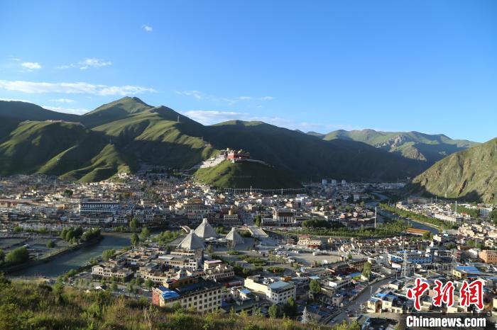 圖為航拍玉樹市。　玉樹市委宣傳部供圖