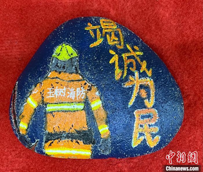 圖為玉樹消防指戰(zhàn)員創(chuàng)作的石頭畫作品《逆行在路上》?！O瑞祥 攝