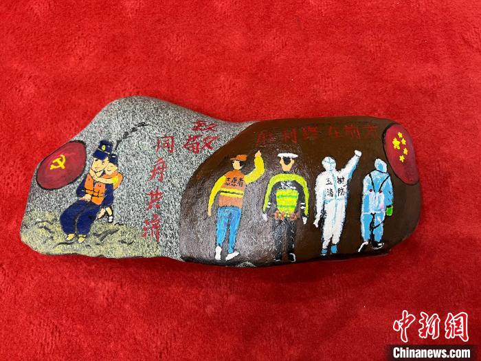 圖為玉樹消防指戰(zhàn)員創(chuàng)作的石頭畫作品《致敬“抗疫戰(zhàn)線”逆行的所有人》?！O瑞祥 攝