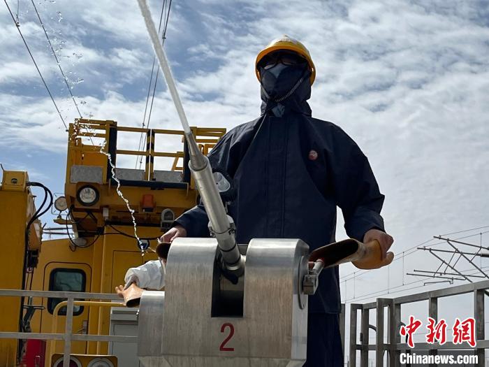 圖為水炮手操作高壓水炮進行作業(yè)?！「邌⒑?攝