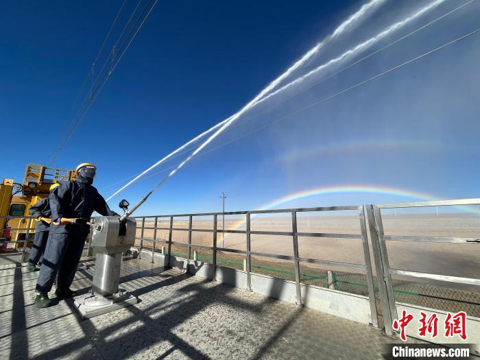 圖為水炮手在操作高壓水炮?！「邌⒑?攝