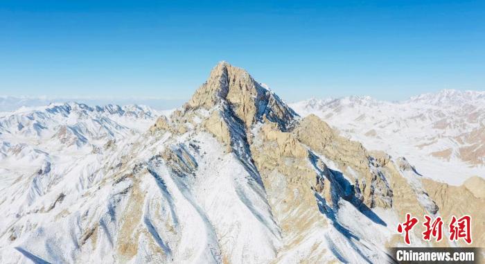 圖為山川被白雪覆蓋。　都蘭縣融媒體中心供圖