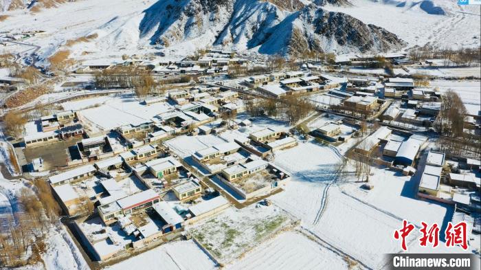 圖為鄉(xiāng)村被白雪覆蓋?！《继m縣融媒體中心供圖