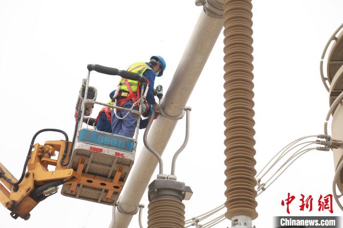 圖為國(guó)網(wǎng)青海超高壓公司變電檢修人員正在開(kāi)展設(shè)備檢修工作?!≈煲闳?攝