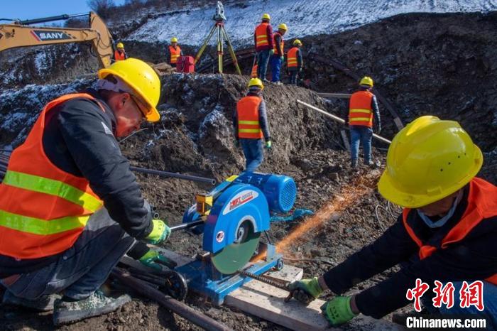 西成高鐵紅原2號(hào)隧道出口忙碌的工人師傅?！⒅铱?攝