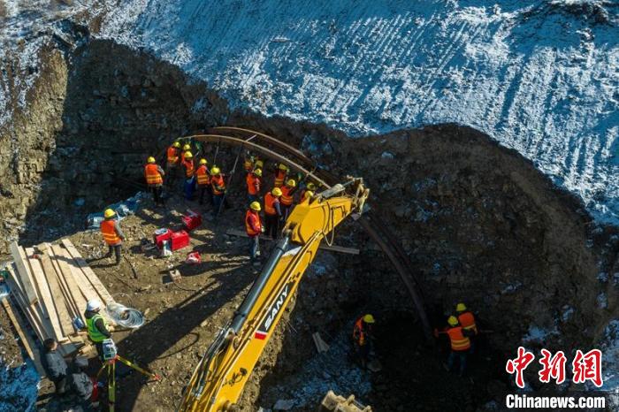 西成高鐵紅原2號(hào)隧道出口工人師傅正在進(jìn)行導(dǎo)向墻、管棚施工作業(yè)。　劉忠俊 攝