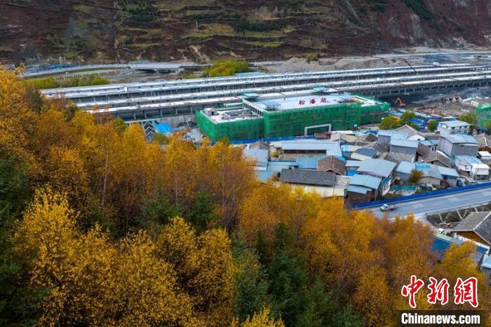 正在建設的成蘭鐵路松潘站。　劉忠俊 攝