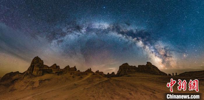 資料圖為冷湖賽什騰山天文臺址的星空。　冷湖工業(yè)園區(qū)供圖