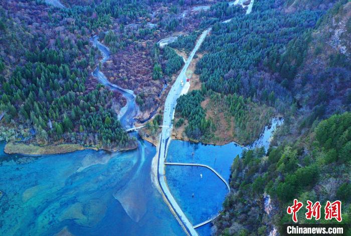 畢棚溝景區(qū)風光?！“苍?攝