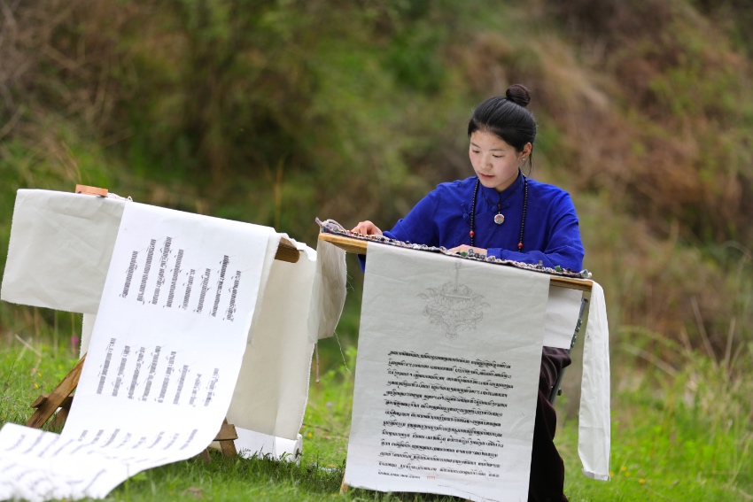 藏文書法。德格縣融媒體中心供圖