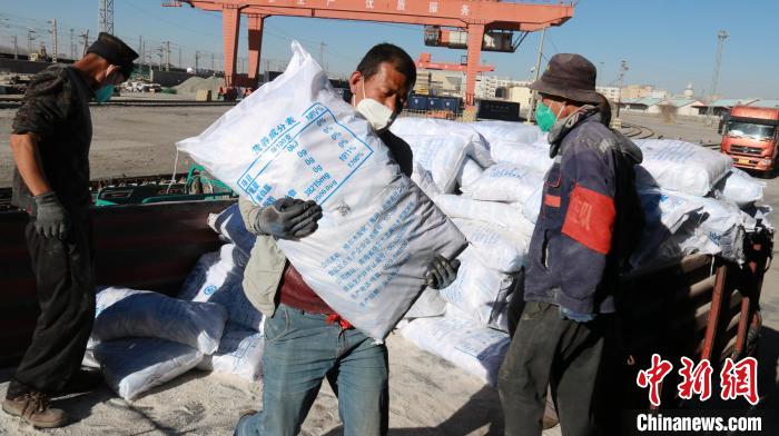 圖為裝卸人員將食鹽從汽車倒裝到火車上。　李生燕 攝