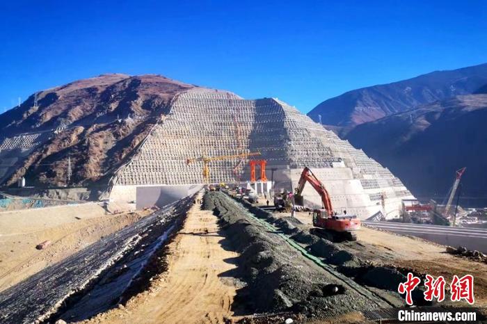 巴塘水電站大壩封頂現(xiàn)場?！≈袊材艿谌こ叹止﹫D