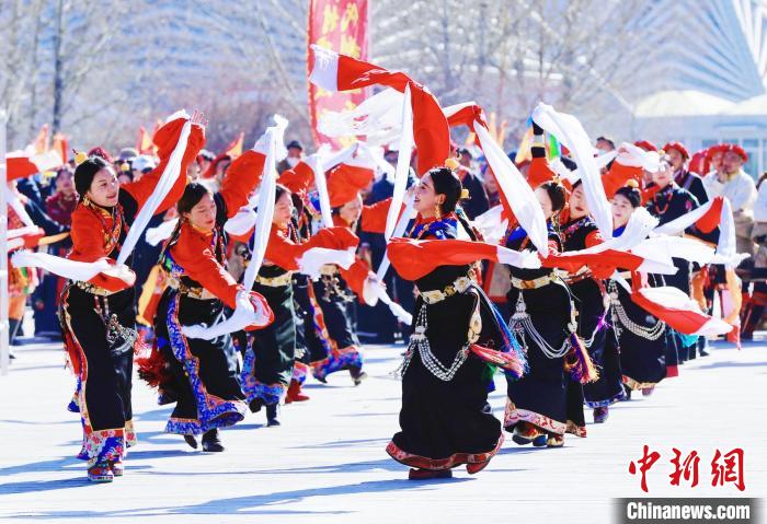 圖為玉樹(shù)群眾在廣場(chǎng)內(nèi)載歌載舞?！●R銘言 攝