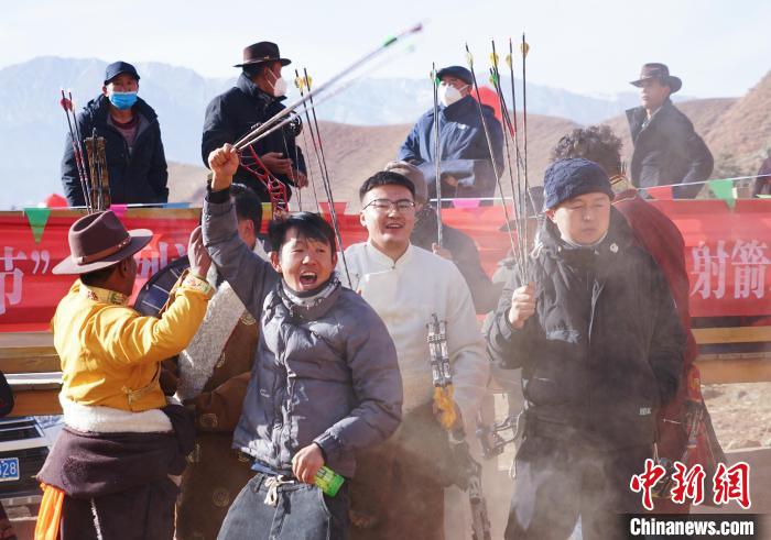 圖為藏族民眾跺腳歡呼慶祝弓箭手射中靶心?！●R銘言 攝