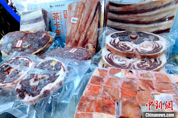 圖為前來參展的柴達(dá)木肉類?！±铍h 攝