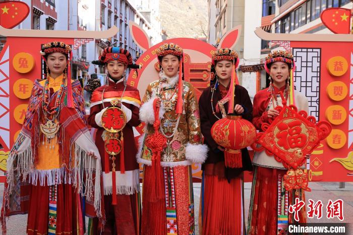 丹巴美女送祝福，迎新年?！±钣腊?攝