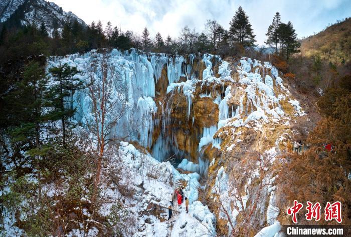 晶瑩剔透的冰瀑仿佛是大自然用冰藍(lán)色繪制出的壯觀畫卷?！『?攝