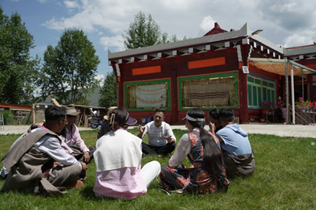 趙奎深入爐霍縣鄉(xiāng)村與藏族群眾開展座談。爐霍縣自然資源局供圖