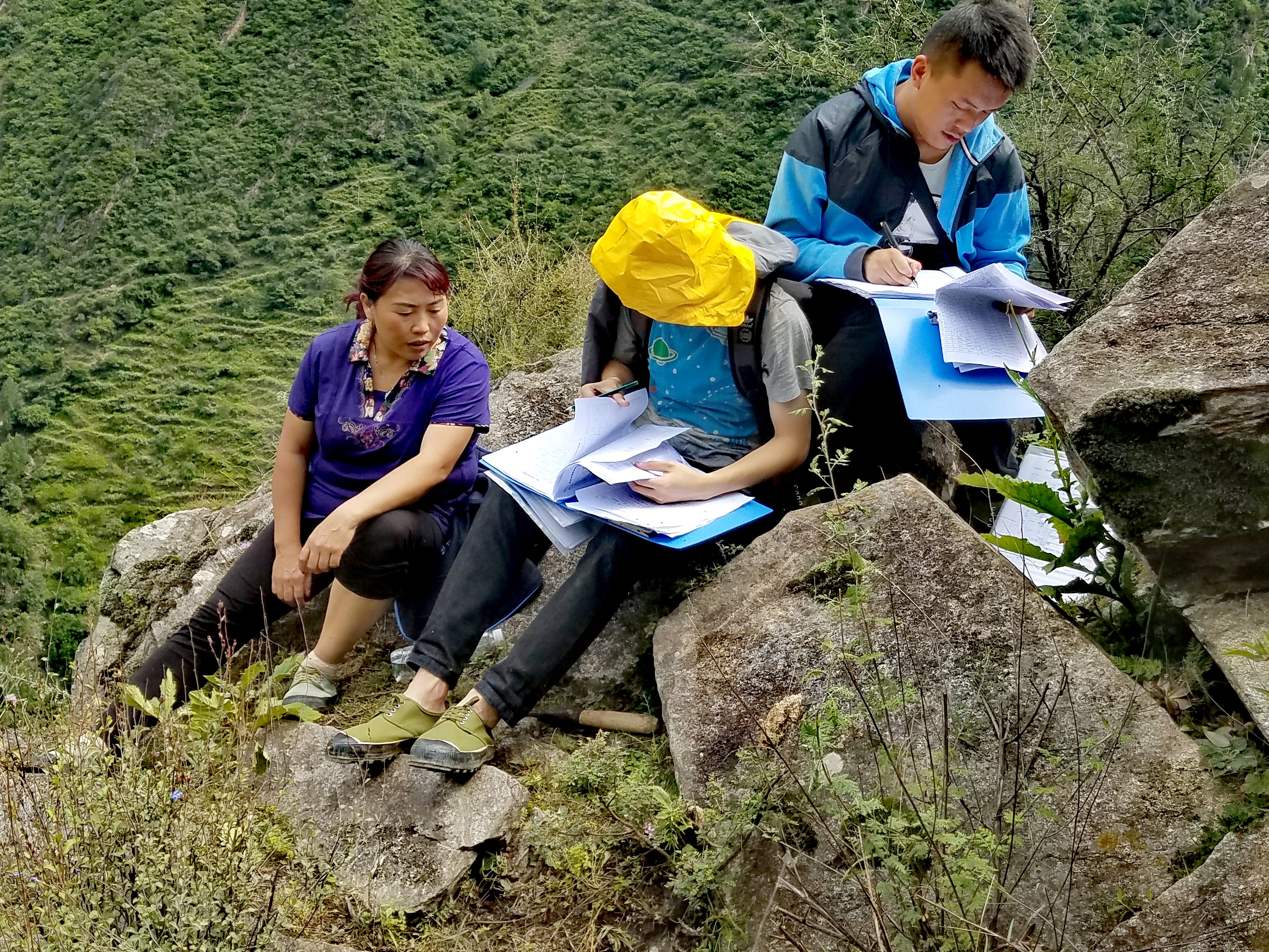 　2022年，余德春(左)協(xié)助排查震后地質(zhì)災(zāi)害隱患點(diǎn)。(圖為余德春提供)