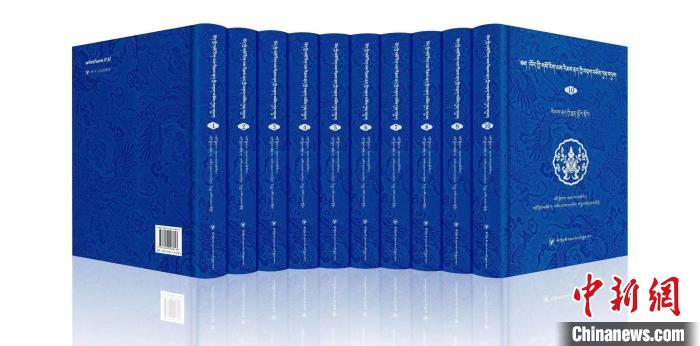 圖為青海果洛州藏醫(yī)專家桑德才讓擔(dān)任主編的《藏醫(yī)傳染性疾病文獻(xiàn)集成》?！∈茉L者 供圖