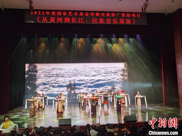圖為演出現(xiàn)場?！∨擞隄?攝