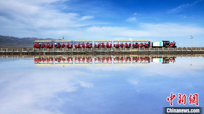 圖為茶卡鹽湖上的小火車。(資料圖) 王生榮 攝