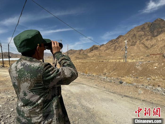 圖為文物保護員費生平正在巡查?！±铍h 攝