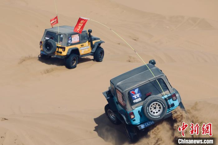 圖為高原沙漠機(jī)車越野挑戰(zhàn)賽現(xiàn)場(chǎng)?！≠F南縣委宣傳部供圖