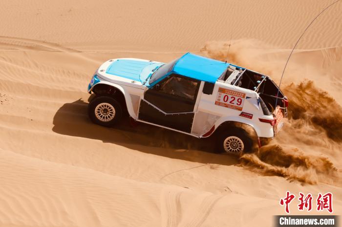 圖為高原沙漠機(jī)車越野挑戰(zhàn)賽現(xiàn)場(chǎng)。　貴南縣委宣傳部供圖