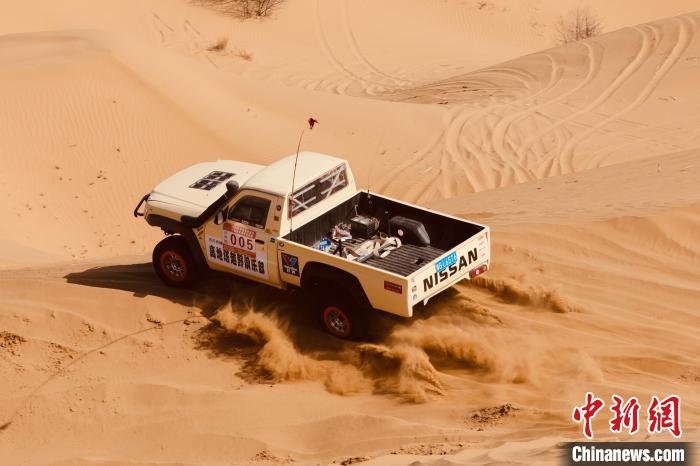 圖為高原沙漠機(jī)車越野挑戰(zhàn)賽現(xiàn)場(chǎng)?！≠F南縣委宣傳部供圖