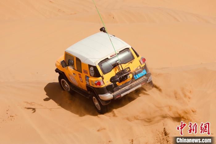 圖為高原沙漠機(jī)車越野挑戰(zhàn)賽現(xiàn)場(chǎng)?！≠F南縣委宣傳部供圖