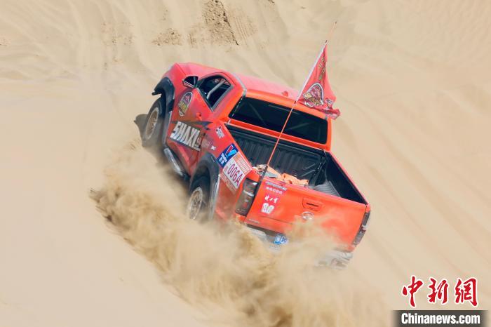 圖為高原沙漠機(jī)車越野挑戰(zhàn)賽現(xiàn)場(chǎng)?！≠F南縣委宣傳部供圖
