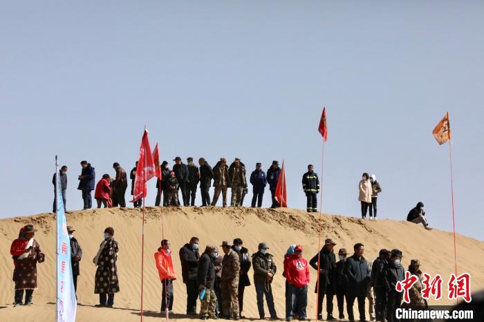 圖為來(lái)自各地的觀眾觀看比賽。　貴南縣委宣傳部供圖