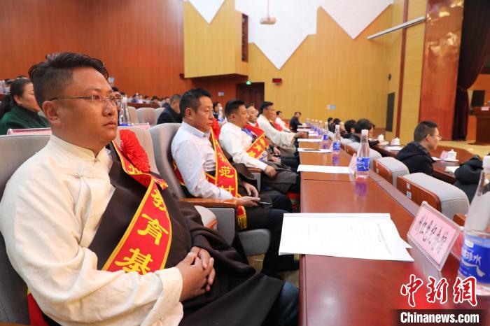 圖為玉樹州民族團(tuán)結(jié)進(jìn)步創(chuàng)建工作推進(jìn)會(huì)現(xiàn)場(chǎng)?！『F龍 攝